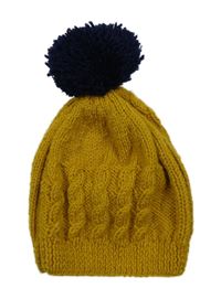 Okrová vzorovaná pletená čepice s tmavomodrou bambulí 