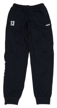 Tmavomodro-bílé sportovní tepláky s číslem a logem Jako