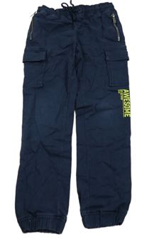 Tmavomodré cuff rifle s kapsami a nápisem Dopodopo