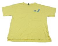 Žlté tričko so skateboardom