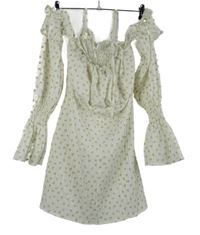 Dámska biela plisovaná šatová tunika s kvietkami a volnými rameny