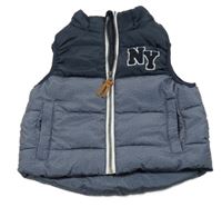 Tmavomodro-melírovaná šušťáková zateplená vesta s písmeny H&M
