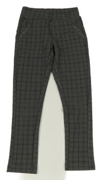 Tmavošedo-čierne kockované tregíny