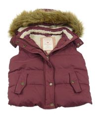 Vínová šusťáková zateplená vesta s kapucí s kožešinou Fatface