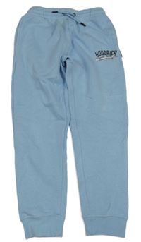 Světlemodré tepláky s nápisem 