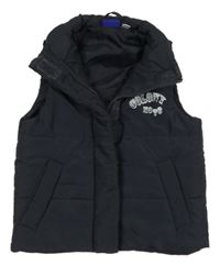 Čierna šušťáková zateplená vesta s nápisom Lupilu