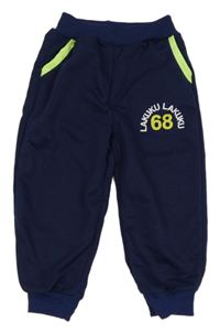 Tmavomodré sportovní tepláky s číslem 