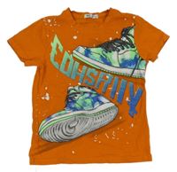 Oranžové tričko s topánkami