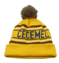 Žlutá pletená čepice s nápisem a bambulí 