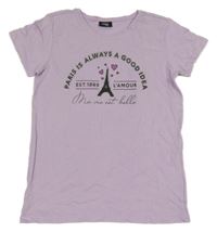 Lila tričko s nápismi a Eiffelovou věží Page one young