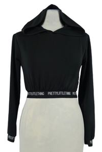 Dámská černá sportovní crop mikina s logy a kapucí PrettyLittle Thing