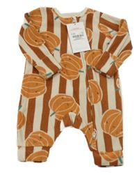 Nové - Béžovo-hnedý pruhovaný fleecový overal s dýněmi Tu