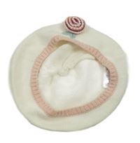 Smetanový pletený baret s květinou