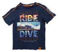 Tmavomodré tričko s nápisom a surfermi C&A