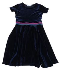 Tmavomodré zamatové šaty so trblietavymi pruhmi M&Co