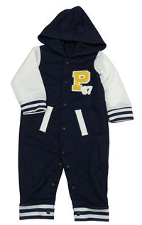 Tmavomodro-biela kombinéza s písmenem a kapucňou