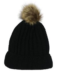 Čierna pletená čapica s chlpatou brmbolcom