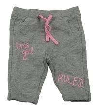 Sivo-ružové tepláky s nápismi