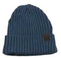 Modrošedá rebrovaná úpletová čapica s nášivkou Next