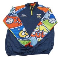 Tmavomodro-barevná sportovní mikina s nášivkou 