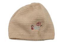 Pudrová pletená čepice s výšivkou květů 