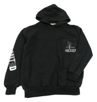 Čierna mikina s nápismi a kapucňou