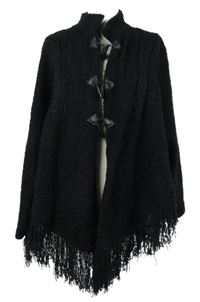 Dámske čierne svetrové pončo s strapcemi