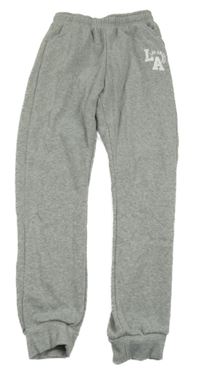 Šedé tepláky s písmeny 