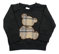 Čierna mikina s kockovaným medvěďom
