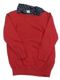 Červený sveter s košeľovým golierikom