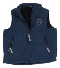 Tmavomodrá šušťáková zateplená vesta s nášivkou Mills