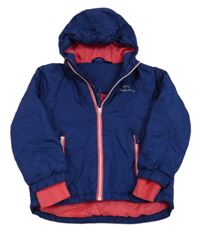 Tmavomodrá šusťáková funkční zimní lyžařská bunda s nápisy a kapucí lupilu