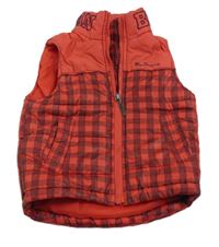 Červeno-vínová kockovaná prešívaná šušťáková zateplená vesta s logy a ukrývací kapucňou Ben Sherman