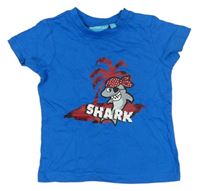Modré tričko so žralokom Avenue
