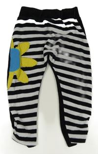 Čierno-biele pruhované zamatové tepláky s kvetinou