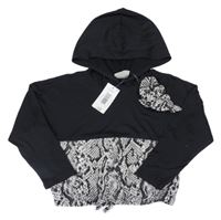 Nové - černo-šedé vzorované sportovní crop triko s kapucí + gumička do vlasů Matalan