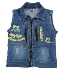 Modrá rifľová vesta s nápismi