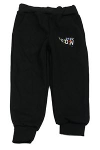 Černé zateplené tepláky s nápisem 