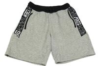 Šedo-černé teplákové kraťasy s nápisem 