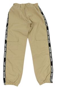 Béžové šusťákové kalhoty s pruhem s nápisy 