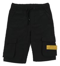 Čierne cargo outdoorové kraťasy s nášivkou Chapter young