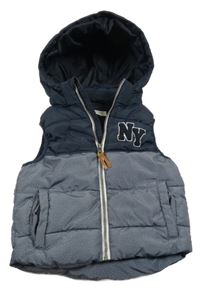 Tmavomodro-melírovaná prošívaná šusťáková zateplená vesta s písmenky a odepínací kapucí H&M