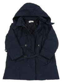 Tmavomodrý šušťákový zateplený kabát s opaskom a kapucňou Mango