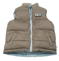 Hnědá šusťáková zateplená obsoutranná vesta s nášivkou 