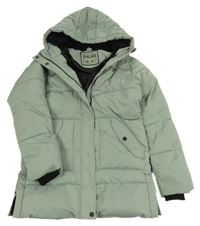 Olivovošedý prošívaný šusťákový zimní kabát s nášivkou a kapucí YIGGA