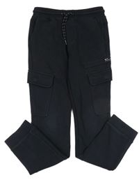 Černé tepláky s kapsami 