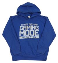 Tmavomodrá mikina s nápismi a kapucňou