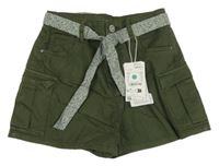 Nové - Tmavozelené rifľové cargo kraťasy s opaskom C&A