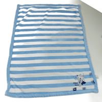 Modro-biela pruhovaná chlpatá deka s medvedíkom