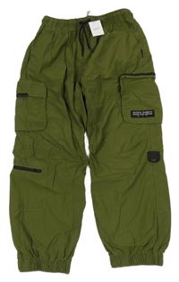 Nové - Khaki šusťákové kalhoty s kapsami Next